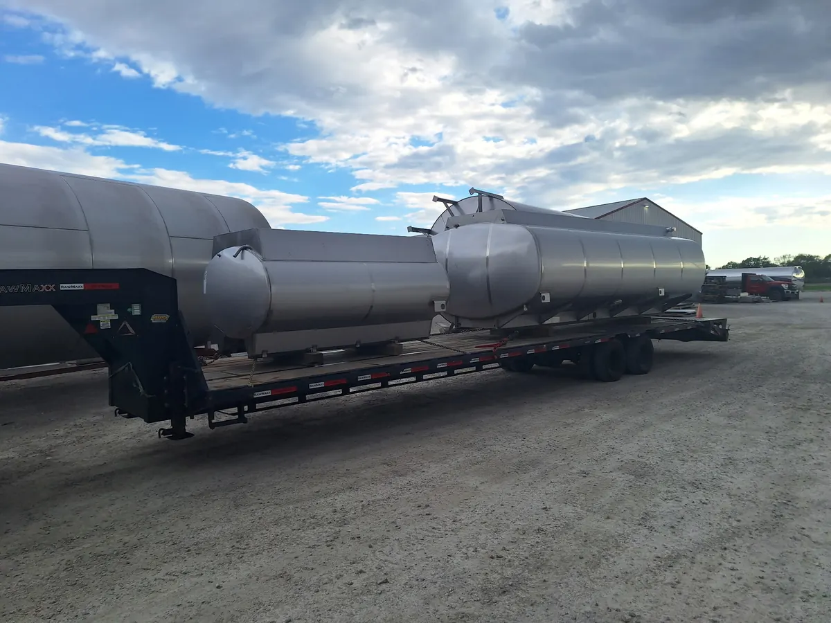 Two stainless steel tanks on the gooseneck