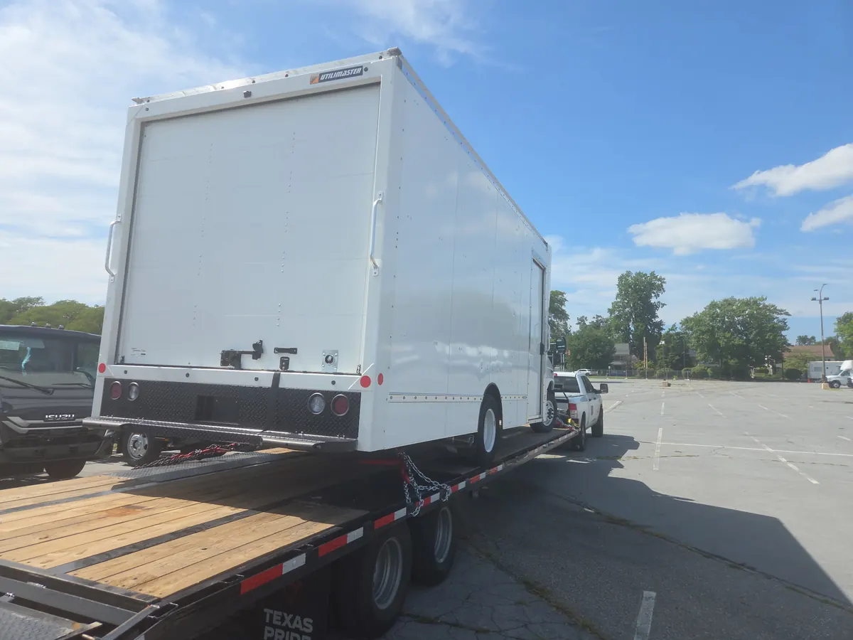 Truck body chained on the gooseneck deck